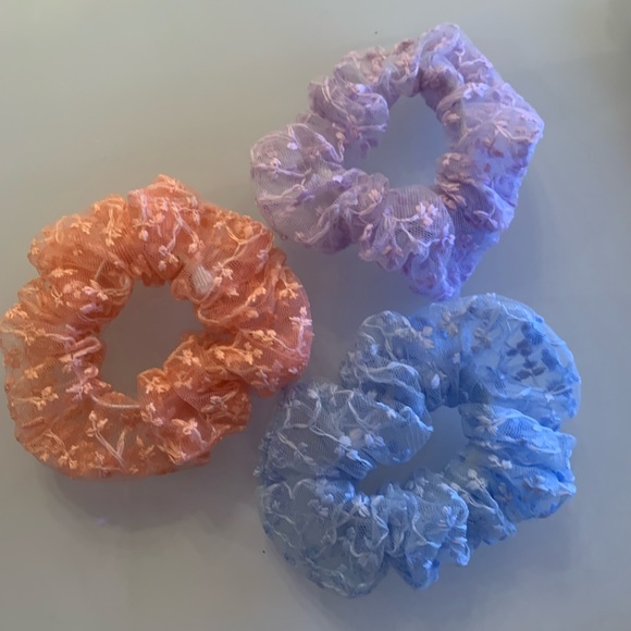 Accessories - NWOT LACE SCRUNCHIES!!